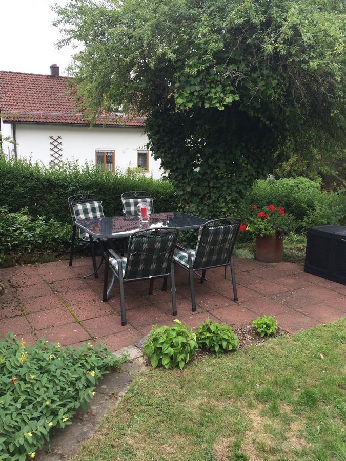Ferienwohnung Im Gruenen Illschwang Exterior photo